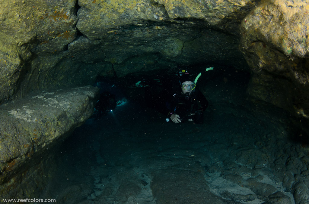 Red Hills: Long Lava Tube, Hawaii, USA;  1/125 sec at f / 9,0, 10 mm